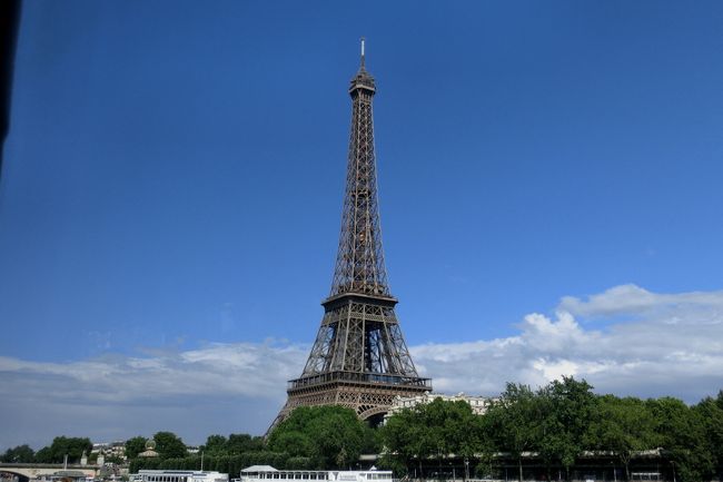 <br />１泊２日のＭＳＭ滞在を終えて、<br /><br />ツアー６日目に入ります。<br /><br /><br />今日は、ノルマンディ〜ヴェルサイユ〜パリの移動。<br />明日は、パリ（ルーブル美術館）〜帰国<br /><br />の予定です。<br /><br />パリの旅行記は、<br />トラベラーの皆さんが山ほど書かれていると思いますので、<br />ビギナー目線でザックリと書きたいと思います。<br /><br /><br />＜昨日までの、行程のおさらいです↓＞<br />１日目：成田→フランクフルト→ローテンブルク泊<br /><br />２日目：ローテングルク→ネルトリンゲン→フュッセン泊<br /><br />３日目：フュッセン→ノイシュヴァンシュタイン城→ホーエンシュヴァンガウ<br />　　　　（ヴィース教会）→シュツットガルト泊<br />　　　　　<br />４日目：シュツットガルト→ストラスブール→パリ泊<br /><br /><br />５日目：パリ→モン・サン・ミッシェル島内泊<br />　　　　　<br /><br />　＜そして、本日〜最終日までの予定↓＞<br />６日目：MSM→（Tバスにて）ヴェルサイユ（350?≒5時間）<br />　　　　→パリ泊（30?≒30分）<br />　　　　＊セーヌ川ディナークルーズ<br /><br />７日目：パリ（OP：ルーブル美術館）→CDG（JL406）<br /><br />８日目：帰国（NRT）<br />