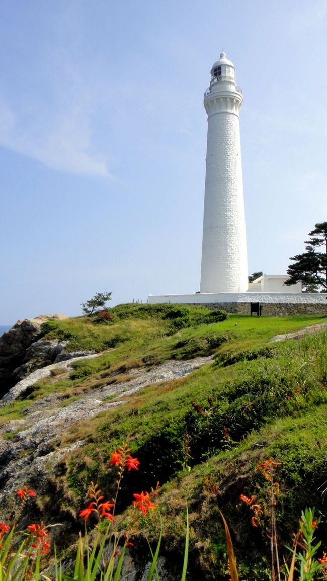 　松江連泊の中日は、大山をまわるほどの快晴でもなく、天候も相変わらずの不安定ゆえ、近場ですますことにしました。<br />もう、出雲大社はもう、何度も訪れたことがあり、相変わらず独り身ゆえ、そのご利益には懐疑的です(笑)。<br />　それより、今回は、何やら博覧会があるそうで、人混みの嫌いな私には不幸なことでした。<br /><br />　それでまた、宿を早朝に出て、まだあまり渋滞の始まっていない町を、出雲に向けて、宍道湖の北側の道を走りました。松江は今も昔も、中国地方ではもっとも好きな町ですが、その理由の大きいものが、この宍道湖の存在だと思います。水辺の景色はほんとうに美しいです。<br />　残念ながら、宍道湖が自慢する夕陽については、息を飲むほどの夕陽はいまだお目にかかれずです。でも、今回、国盗りのためやら、なにやらで、宍道湖の畔を走り回りましたが、やっぱり水辺の景色は美しかったです。<br /><br />　早朝の出雲大社は、まだ博覧会が始まっていない時間ゆえ、静かでした。<br />　ただ，残念なことは、今年のメインイベントの大社の本殿の建て替えゆえ、あのインパクトのある本殿が見れず、仮殿しかなかったことでした。<br />　まあ、それでも、あのでっかいしめ縄の写真はそこそこ写せました。<br /><br />　そしてそのあと、日御崎まで車を走らせました。<br />　ここは、昔ドライブして、感動した記憶があります。ただ、同時に走っても走ってもたどりつかなかった記憶もあり、その後は行かずじまいですが、今回走ってみたら、出雲大社からはすぐ、なんですよね。なかなかいいドライブを楽しめますので、時間のある場合は、ちょっと寄り道されるといいかな、と思います。<br /><br />　日御崎から、そのまま海辺の道を東へと走ろうとしましたが、これはちょっと誤算がありました。ある一定のところを過ぎると、道がやったら狭くなり、漁港や漁村を走り抜けるので、気が抜けません。景色を楽しむ余裕もないので、ある一定で切り上げて、交通量の多い道へと戻りました。<br /><br />　それでも、海辺のドライブは、なかなか爽やかでした。