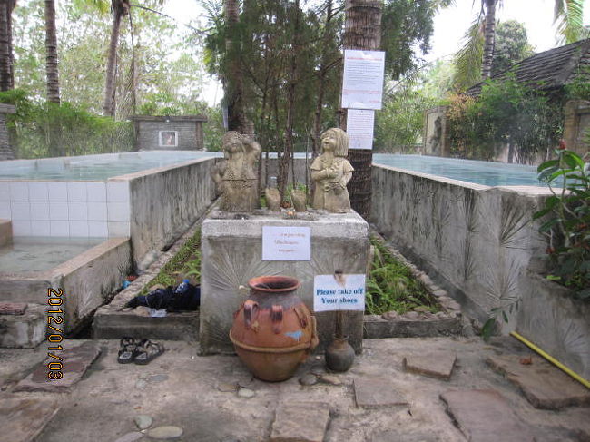 ６−７年前、最初にタイに来た時、タイは火山国ではないので、温泉などは無いだろう、と思っていたが、数年前チェンマイ郊外のサンカムペーンにリゾート風の公営温泉などがあり、その近くには又「温泉」と漢字のＰＲ看板を出している民間の施設もあって、タイで初めて温泉に入ることができた。<br /><br />火山がないのにどうして温泉が湧き出るのか不思議であったが、サンカムペーンは周囲が山に囲まれ、昨日行ったメ―ホンソンでも泥湯は山の中にあり、今日来たパーイの温泉も、山の付近にあった。いや、このパーイ自体が相当高い山の中に開けた町に違いない。従ってタイの山は日本の山のような活火山ではないが、地層の下のほうではマグマが燃えたぎっているのかも知れない。<br /><br />大通りのバスターミナルの前に屯していたバイクタクシーの一人に、温泉までの値段交渉をし、往復５０Ｂで乗せて行ってもらうことにした。町の直ぐ横を大きなパーイ川が流れていて、古めかしい橋を渡るともう片側が山間で、川に面した側は広々とした平原が続いている。全くの郊外の景色だ。<br /><br />半分ぼこぼこのあるような道路を３０分程走ると目指す温泉場にやってきた。今まで平原の道を走って来たが、ここへ来ると人家が数軒見えだした。施設に入ると閑散としている。従業員の姿も見えない。運転手が建物の奥の方へ行って、従業員を探している。出てきた女性従業員は眠そうな目をしていて、けだるそうな応対をする.当方、今温泉に入れるか、と聞くと、２０Ｂだと言う。２０Ｂを払うと、タオルを貸してくれて、温泉は向うだと指差した。<br /><br />母屋の施設から１００ｍ程離れた浴場へ行くと、コの字の形をした狭いプールのようなものがある。水に手を入れると確かに暖かい。熱いほどではないが、丁度良い湯加減だ。早速裸になってそのプール温泉に入ることにする。お客は誰もいない。あちこちで小鳥のさえずりが聞こえるだけだ。昨日の賑やかな泥湯温泉とは全く違った鄙びた雰囲気だ。こういう自然のままが良い。まだ午前中だから客が誰もいないのかも知れないが、しかしこんなで良く潰れないものだと却って感心する。<br /><br />一人でお湯に漬かっていても、案外長湯はできないもので、そのコの字を端から端まで泳ぎ、１０分かそこらで上がってしまう。プールの中央付近で１−２カ所、熱いお湯が噴出していたが、そのお湯自体はプールの端から掛け流しになっていたので、天然温泉であることは間違いない。これでタイで３カ所の温泉に入った。タイに何カ所の温泉場があるか知らないが、旅行者で３カ所も入ったことのある人はそれ程いないだろう。良い記念になった。