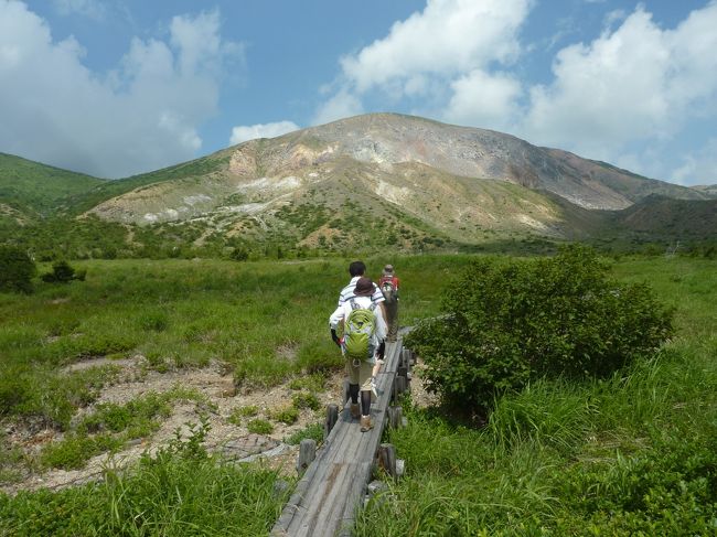 ５月に行った福島（がんばれ！福島！応援しよう！福島！）<br />夏にも福島へ登山に行こうと決めていました。やっぱり涼しい所がいいです。<br /><br />今回はＡさんご夫妻と一緒です。<br /><br />以前登った一切経山か,東吾妻山に登ろうと思っていましたが、燕岳登山で痛めた主人の腰痛が治らないので、登山は諦めて野地温泉から歩くブナっ子路散策に変更しました。<br /><br /><br />宿泊する野地温泉は土湯峠温泉郷にあります。鬼面山の山腹標高１２００ｍの土湯峠を中心に点在し、野地温泉、新野地温泉、赤湯温泉、鷲倉温泉、幕川温泉の５つの温泉からなり，秘湯として知られています。<br /><br />