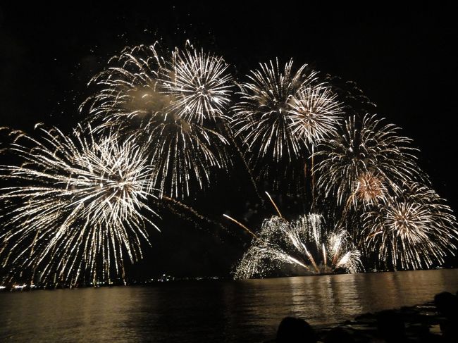 毎年この時期になると、山陰では花火大会が毎週のように実施されます。<br />私としては、7月の最初の火曜日（土曜日から始まり、何故かフィナ−レはいつも火曜日です。）に上がる、近所の高校文化祭のフィナ−レに始まり、7月中旬の鳥取県東郷池の水郷祭、松江の（本家）水郷祭、米子のがいな祭、倉吉打吹祭に花火大会、(概ねこの内二つは開催日が同じなんですよね、残念。）そして、お盆の頃の鳥取しゃんしゃん祭の花火大会。<br />最後は、8月23日の倉吉の河原町地蔵盆の花火大会で夏を締めくくるというのが理想です。<br /><br />他にも、まだ見たことがありませんが、東伯の白鳳祭や北栄町、浜村等、まだまだあるようですが、最低限これだけ見ることが出来れば大満足です。<br /><br />但し、現実はそんなに甘くないです。<br /><br />事実、単身赴任の岡山から戻れず、文化祭の花火は見れず、東郷池の花火も所用でパスを余儀なくされ、今回の松江水郷祭が、今年の幕開けとなりました。<br /><br />日曜日の方が、6,000発と倍近く多いのですが、翌日のことを考えると、どうしても土曜日になってしまいます。<br /><br />それでも、宍道湖の湖面に映る花火は美しく、今年はオリンピックにちなんだような変り花火も多く、堪能することが出来ました。<br /><br />本当に、アッという間の30分でした。<br /><br />昨年の松江水郷祭↓<br />http://4travel.jp/traveler/matujyunn/album/10589786/