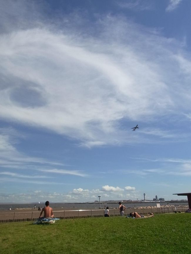 ２０１２夏、都内で最もリーズナブルでしかも、静かな海を過ごせるのは多分ここでしょう！！<br />京浜東北線大森駅から２１０円、京急バスで約３０分、羽田空港Ｂ滑走路着陸コースの真横の最高の公園と海。<br />但し、海の色どうこうは語るべからず（笑）<br />羽田空港、海ほたる、京葉工業地帯、スカイツリー、レインボーブリッジ、お台場、東京タワーが一望！！<br />目の前の羽田離発着の迫力、東京湾を出入りする大型コンテナ船や様々な船を眺め、一日いても飽きな都内の最高Ｂ級（笑）「リゾート」間違いなし。