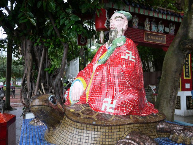 初めての香港・マカオ♪末っ子の娘との二人旅(^^)/<br />HISのタイムセールで予約し一応「デラックスホテル泊、観光・食事付き、燃料サーチャージ込、５日間」で\４４０００!(^^)!<br />安いでしょう！！！真夏の暑さは覚悟して行ったけど、台風までは想定外だったよ〜(ToT)/~~~