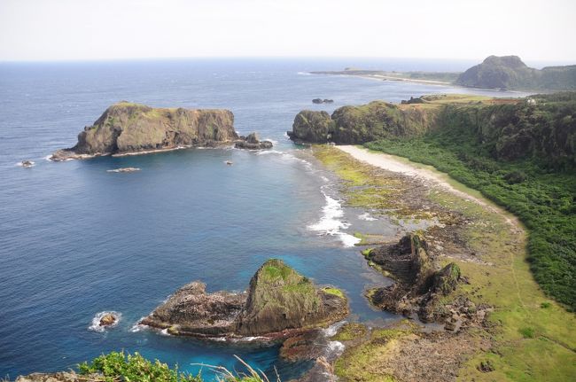 念願かなって緑島へ！<br />車をチャーターして向かったのは朝日温泉。<br />ここのオーナーは80過ぎてもまだまだ元気！な<br />おじいさんです。<br />日本統治時代は日本兵として戦ったというお話や、<br />日本語の軍歌を披露してくださいました。<br /><br />そしてその次に目指したのは海参坪。<br />緑島に到着したときには大雨だったのに、<br />ここに到着したときには空が晴れて、<br />真っ青な海が見えました。<br /><br /><br />★★　緑島旅行記4/20〜23　★★<br />01★まずは上海から台北に出発！<br />http://4travel.jp/traveler/blue_tropical_fish/album/10690611/<br /><br />02★台東★乗り継ぎ時間を利用してレトロなお店で昼食＠明星茶餐庁<br />http://4travel.jp/traveler/blue_tropical_fish/album/10690888/<br /><br />03★台東★念願の緑島へ、プロペラ機で出発！<br />http://4travel.jp/traveler/blue_tropical_fish/album/10691349/<br /><br />04★緑島★朝日温泉と真っ青な海参坪<br />http://4travel.jp/traveler/blue_tropical_fish/album/10693696/<br /><br />05★緑島★滑らかに水流れる柚子湖と付近の石造建築、そして観音洞<br />http://4travel.jp/traveler/blue_tropical_fish/album/10693727/<br /><br />06★緑島★戒厳令下に政治犯を収容していた緑洲山荘<br />http://4travel.jp/traveler/blue_tropical_fish/album/10694138/<br /><br />07★緑島★緑島燈台と島一番の繁華街南寮村<br />http://4travel.jp/traveler/blue_tropical_fish/album/10694341/<br /><br />08★緑島★朝の一人散歩！南寮村から緑島燈台まで歩いてみた<br />http://4travel.jp/traveler/blue_tropical_fish/album/10694413/<br /><br />09★緑島★政治犯を収容していた最大の強制労働キャンプ「新生訓導処」敷地内をひとりでぶらぶら<br />http://4travel.jp/traveler/blue_tropical_fish/album/10699793/<br /><br />10★緑島★緑島グルメと現役の緑島監獄、そして政治犯強制労働キャンプ「新生訓導処」<br />http://4travel.jp/traveler/blue_tropical_fish/album/10701464/<br /><br />11★帰り道…<br />http://4travel.jp/traveler/blue_tropical_fish/album/10701471/