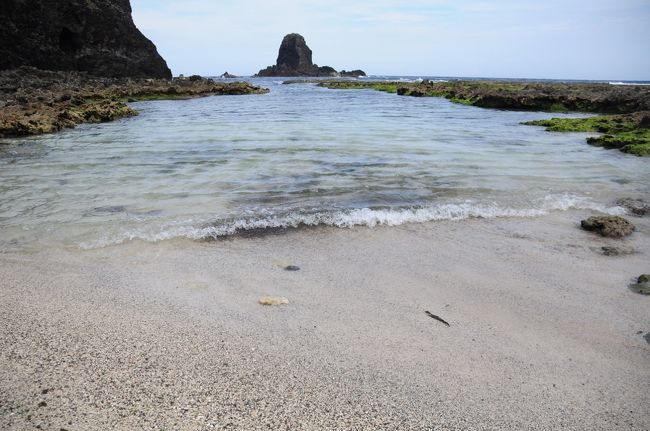 次に向かったのは柚子湖。<br />静かに波が打ち寄せる海岸沿いには<br />ひっそりと石造建築が残っていました。<br /><br />そして観音洞へ。<br />涼しい洞窟には、鍾乳石でできた観音様がいました。<br /><br /><br /><br />★★　緑島旅行記4/20〜23　★★<br />01★まずは上海から台北に出発！<br />http://4travel.jp/traveler/blue_tropical_fish/album/10690611/<br /><br />02★台東★乗り継ぎ時間を利用してレトロなお店で昼食＠明星茶餐庁<br />http://4travel.jp/traveler/blue_tropical_fish/album/10690888/<br /><br />03★台東★念願の緑島へ、プロペラ機で出発！<br />http://4travel.jp/traveler/blue_tropical_fish/album/10691349/<br /><br />04★緑島★朝日温泉と真っ青な海参坪<br />http://4travel.jp/traveler/blue_tropical_fish/album/10693696/<br /><br />05★緑島★滑らかに水流れる柚子湖と付近の石造建築、そして観音洞<br />http://4travel.jp/traveler/blue_tropical_fish/album/10693727/<br /><br />06★緑島★戒厳令下に政治犯を収容していた緑洲山荘<br />http://4travel.jp/traveler/blue_tropical_fish/album/10694138/<br /><br />07★緑島★緑島燈台と島一番の繁華街南寮村<br />http://4travel.jp/traveler/blue_tropical_fish/album/10694341/<br /><br />08★緑島★朝の一人散歩！南寮村から緑島燈台まで歩いてみた<br />http://4travel.jp/traveler/blue_tropical_fish/album/10694413/<br /><br />09★緑島★政治犯を収容していた最大の強制労働キャンプ「新生訓導処」敷地内をひとりでぶらぶら<br />http://4travel.jp/traveler/blue_tropical_fish/album/10699793/<br /><br />10★緑島★緑島グルメと現役の緑島監獄、そして政治犯強制労働キャンプ「新生訓導処」<br />http://4travel.jp/traveler/blue_tropical_fish/album/10701464/<br /><br />11★帰り道…<br />http://4travel.jp/traveler/blue_tropical_fish/album/10701471/