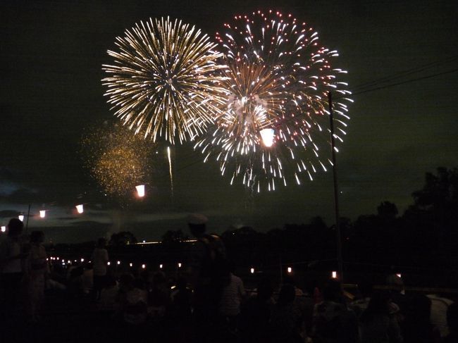 徒歩圏内で行ける花火大会。散歩がてらいたばし花火大会を見に行きました。有料観覧席もあるけど、私達はいつも適当に行って座ってます。<br />荒川を挟み同日に戸田橋花火大会も開催されて、板橋区：5500発、対岸の「戸田橋花火大会」と合わせると、約1万1000発の花火を満喫してきました。 