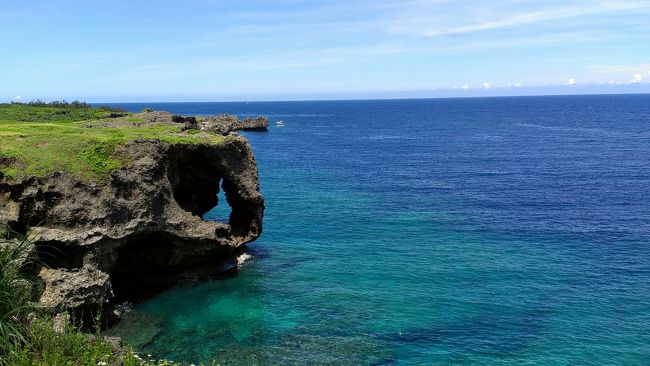 友達の住む沖縄へ遊びに行きました!!<br />以前3月に行った時は曇天で寒かった思い出しかなかったのですが、今回はド晴天続き!!<br />おかげでキレイなブルーの海を見れて沖縄のイイところばかりを味わえたけど、かなり暑くて暑くて…。本当に滝のような汗を流しながら体力勝負の観光となりました。<br /><br />仙台20℃前後の気温から、いきなり30℃越えはきつい!!<br />でも沖縄の美しい景色に癒されて、美味しいものも食べて、友達と笑いながらのドライブは最高に楽しかったです♪<br /><br />やっぱり沖縄はいいところだな～