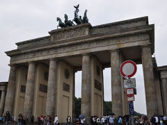 雨のブランデンブルク門とベルリンの壁