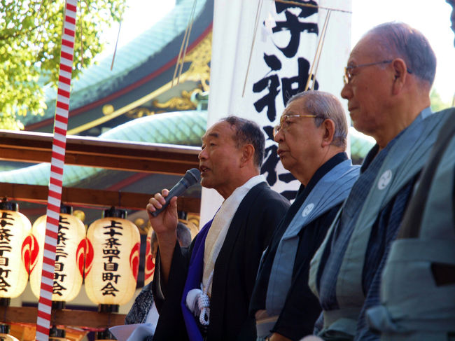 東京都の北区の地名にもある　王子神社<br /><br />　由緒ある　神社で　氏子町会も多い<br /><br />８月の例大祭　２年に一度の御宮出し<br /><br />　賑やかで　華やかで、一度は、、と　何時もの　王子田楽の皆さんからお聞きしていたので<br /><br />今年は早起き（？）して　王子神社へ向かいました。<br /><br />　前日は　王子田楽の稽古を境内でしていたばかりですが。<br /><br />東京　王子神社<br />http://ojijinja.jp/