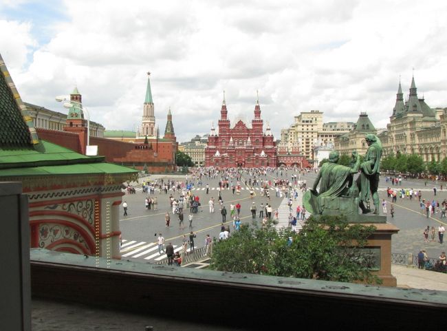 モスクワの最大の観光名所で、ロシアの政治・宗教・文化の中心が、クレムリンです。大統領官邸などの政府機関の建物のほか、幾つもの聖堂や武器庫（博物館）など見どころも沢山あります。ウスペンスキー大聖堂は、１４世紀に創建され、地震による倒壊後の１４７９年に再建されています。ロシア帝国の国教大聖堂として君臨し、皇帝の戴冠式やモスクワ総主教の葬儀にも利用されています。ブラゴヴェシチェンスキー聖堂は、１４８９年にイワン大帝（イワン３世）のための個人礼拝堂として建設されています。天井から見下ろすように描かれているキリスト像のフレスコ画で有名です。アルハンゲルスキー聖堂は、軍の守護聖人アルハンゲル・ミハエルを祀って建てられた教会で、現在の建物は、イタリア人の設計で１５０８年に建設されています。「鐘の皇帝」は、１７３５年に造られた、高さ６.１４ｍ、重さ２００トンの世界最大の鐘で、鋳造中の事故でひびが入り、未完成の状態です。「大砲の皇帝」は、重さ４０トンのブロンズ製で、１５８６年に、当時としては世界最大口径の大砲として鋳造されています。<br /><br />赤の広場は、クレムリンの正面の広場で、聖ワシリー寺院（ポクロフスキー聖堂）やグム百貨店、国立歴史博物館に囲まれています。ソ連時代には、５月１日のメーダーと１１月７日の革命記念日に必ずパレードが行われる場所として有名でした。「赤」はそうした社会主義の象徴をイメージさせますが、古代スラブ語では「美しい」という意味だったということです。聖ワシリー寺院は、モンゴルへの戦勝を記念して、イワン雷帝（イワン４世）により１５６０年に建てられています。イワン雷帝は、完成した寺院の美しさに惚れ込み、二度とこのような建物が出来ないように、設計者のポストニクとバルマの眼をくり抜いたといわれています。グム百貨店は、モスクワ最大の百貨店で、１９２１年にレーニンによって開設されています。現在の建物は、１８９３年に建てられた工場を、１９５３年に大改造したものです。有名外資系ブランド店やお土産屋が並び、常に観光客で溢れています。レーニン廟は、赤の広場の真正面に位置し、レーニンの亡骸を永久保存する記念堂です。１９２４年１月２１日に死亡したレーニンは、家族の反対にもかかわらず、永久保存されることが決定され、８月に木造の廟に安置され、１９３１年に現在の花崗岩造りの廟が完成しています。<br /><br />これで、今回の「モスクワの赤の広場」を加え、中国の「北京の天安門広場」、メキシコの「メキシコ・シティの憲法広場・ソカロ」とともに、世界三大広場の達成です。