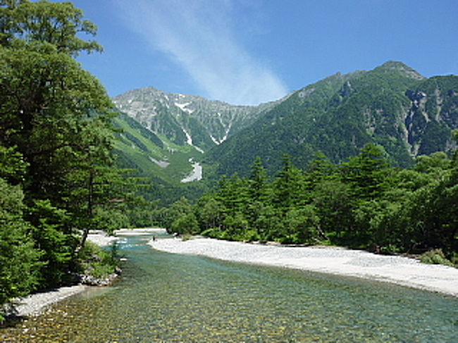 先々月、ハワイに体調不良で行かれなかった夫のリクエストで上高地へ。<br /><br />○十年前、学生時代にデートで行った思い出の場所だ。今回、夫が体調悪くなった時のために<br />次女も、運転要員として連れて行った。<br /><br />上高地を訪れて、安曇野で宿泊、八ヶ岳を経由して帰途。