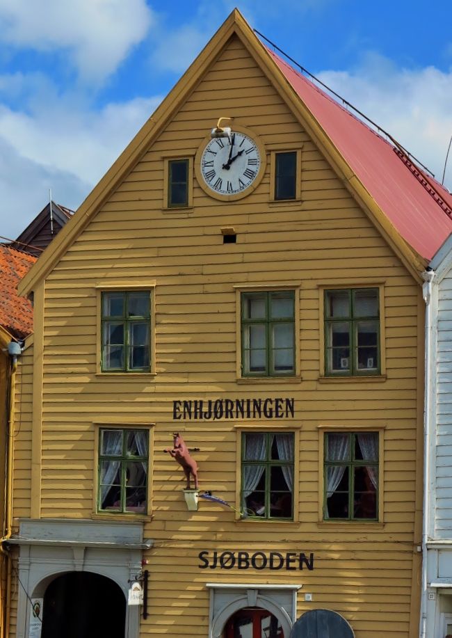 ブリッゲン（Bryggen）とは、ノルウェー王国ベルゲン旧市街の倉庫群。ブリッゲンはノルウェー語で埠頭という意味で、ハンザ同盟時代ドイツ人街だった地区に、カラフルで奥行の深い木造倉庫がならんでいる。建物は伝統的な技法で修復されており、現在も商店やレストラン、ミュージアムとして使用されている。1979年に世界遺産として登録された。<br /><br />ブリッゲンを擁するベルゲン市は1070年の創設。1360年にはハンザ同盟のオフィスがおかれた。町は重要なトレードセンターとして開発され、ドックが整備された。ドックを管理する建物は各地からの職員、とりわけドイツ人をうけいれた。倉庫は物資、とくに北方ノルウェーからの魚とヨーロッパからの穀物で満たされた。ベルゲンはいくたびもの火災にみまわれ、ドック脇の倉庫や管理のための建物などは焼け落ちたが、いくつかの貯蔵庫の石材は15世紀にまでさかのぼることができる。<br />（フリー百科事典:ウィキペディア (Wikipedia)より引用）<br /><br />ベルゲン(ノルウェー語: Bergen)とは、ノルウェー西岸ヴェストラン地方ホルダラン県の都市および基礎自治体である。2012年5月現在の人口はベルゲン自治体全域で約265,400人、統計的な地域であるベルゲン都市圏で約390,500人で、ノルウェーでは首都オスロに次ぐ規模の都市である。自治体の面積は465km2で、ベルゲン半島に位置し市中心部や北部の地区はビフィヨルン（Byfjorden）に位置しベルゲンの街は7つの山を中心に形作られている。<br />ベルゲンは国際的な養殖業、海運、海洋石油産業、海底技術の中心地でノルウェーの学術、観光、金融の中心都市でもある。<br />（フリー百科事典:ウィキペディア (Wikipedia)より引用）<br /><br />ノルウェーの観光については・・<br />http://www.hoteltravel.com/jp/norway/guides/sightseeing.htm<br /><br />北欧は、北ヨーロッパのなかで、文化・歴史的な共通点でくくられた地域である。<br />デンマーク（Denmark　DNK　）・ノルウェー（Norway NOR　）・スウェーデン（Sweden　SWE　）の三ヶ国は特にスカンディナヴィアと呼ばれる。フィンランド（Finland　FIN　） アイスランド（Iceland　ISL　）を加えた五ヶ国をいう。<br /><br />北欧ゴールデンルート4カ国周遊10日間<br />8日目　　　６月６日（水）<br />07：30；ホテル発。ベルゲンへ（約200Km、約３時間30分）<br />【フィヨルド５】途中、ハダンゲルフィヨルド地区をドライブ、<br />【絶景ルート５】グランヴィン〜ノールハイムスン、途中、○スタインダールの滝へ。<br />【世界遺産】ブリッゲン地区散策（約40分）　　　　（昼：サンドイッチ）<br />14：00；ベルゲン発。スカンジナビア航空（SK-2875）にてコペンハーゲンへ<br />15：20コペンハーゲン着　　　（１時間20分）<br />コペンハーゲン市内観光（約１時間）<br />（○ニューハウン地区、○人魚姫の像、○ストロイエ）。<br />19：00；ホテル着。（ジュニアスイートルーム）　20：00；　夕：ホテル<br />【宿泊地：コペンハーゲン泊】　スカンディック　 コペンハーゲン <br />