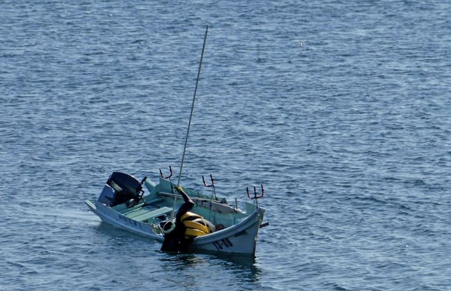 1530久種湖の景色を見たくて，ガイドに書いてあった礼文森林の丘まで車で行こうとしたが道が解らず断念．久種湖畔キャンプ場に戻り，そこからの道で高台に行って，久種湖の夕日に映える姿を堪能．日が低くなっているのでまるで北欧の湖のようにきれいだった．1630ストコン岬に到着．売店で宿泊費を払い，鍵をもらって「民宿ストコン岬」に．がけの下で，荷物を持っていくのに若干苦労したが，中は想像していたのとは異なり非常にきれい！部屋も和室だがまあまあ，食堂もきれいだった．惜しむらくは台所が一つしかなく，他のお客さんとの関係で使い勝手が悪い．コンドミニアム式といったので，各部屋に調理台があるか，複数の調理台があるフィンランドのコテージやギリシャのアパートなどを想像したが全然違った．これだけが難点．インスタントのスパゲティソースと野菜をかってきて，スパゲティをゆでただけだったが正解だった．素泊まり二人用一部屋12600円．多くの人がバーベキューを頼んでいたようだが，それだと二人で21000円．若干高いが場所が場所だけに最高だった！朝の海がきれいなストコン岬を散歩できたのもよかった．0820駐車場を出発！今日は1035香深発沓形行きのフェリーに乗って，利尻島へ！