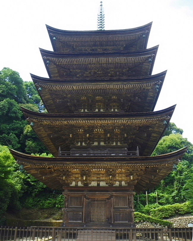 2012年7月14日ー18日。山口市の「瑠璃光寺　五重塔」は国宝で、全国で10番目に古く、美しさは３名塔（「京都醍醐寺」「奈良法隆寺」）の一つだそうです。高さは３１２ｍ。２層目だけに回廊などの欄干の手すりである「勾欄」（こうらん）が付いています。「桧皮葺」（ひわだぶき）といってヒノキの皮で屋根が葺かれていて、屋根の端がキュッと上に上がって反っているのが特徴です。五重塔そのものもすばらしいですが、周囲の山々の緑や前面の池と合わさると、絵のような美しさでした。<br /><br /><br /><br /><br /><br /><br />