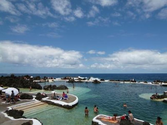 夏休みはポルトガル!6月30日〜7月16日の15泊17日、リスボン・シントラ・オビドス・マデイラ島・ポルトサント島・ポルト・アマランテ・ギマランイスへ行きました♪宿泊地はリスボン2泊、シントラ1泊、オビドス1泊、マデイラ島8泊、ポルト3泊の5ヶ所。全て絶景のデラックスルーム〜スイートルーム。リスボン・シントラ・マデイラ島・ポルト・ギマランイスの世界遺産を見てきました♪また、マデイラ島でビーチ・グルメを楽しんできました♪☆Vol120:第11日目(7月10日午後)マデイラ島ポルト・モニス♪午後はポルト・モニスの美しい海水プールで楽しむ。フンシャルからタクシーでポルト・モニスへ。ポルト・モニスのプールは面白い。海岸にある溶岩の奇岩をコンクリートで囲んだのがプール。しかもプールに海水を絶え間なく注水しており、澄んでいる。よく見ると小さな魚が泳いでいる(驚愕!)。周囲には素晴らしい絶景が広がる。さて、遅めのランチはここのレストランで頂く。まずは当店自慢のバーガーを。そしてムール貝のガーリック焼きを。絶景を眺めながら冷えた白ワインを頂く。@ムール貝のガーリック焼き:プリプリのムール貝を香ばしくオープン焼き。ワインのおつまみにぴったり。@オリジナルバーガー:巨大なステーキを挟んだバーガーで驚く。でもジュージーな美味しさでこれも驚く。しかも柔らかい。ゆったりとステーキバーガーを頂く♪