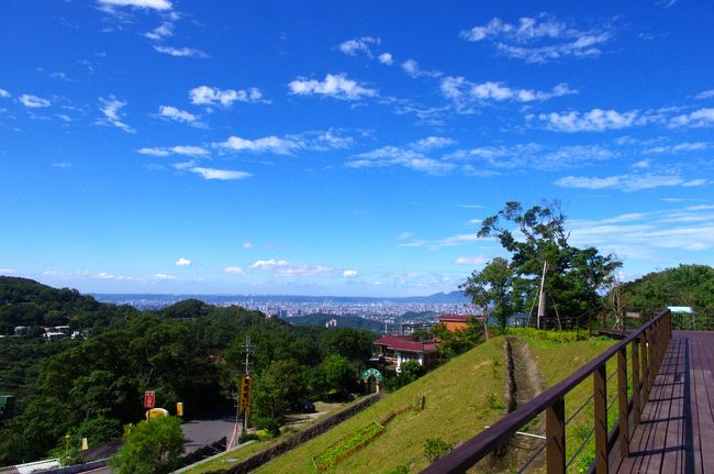 快晴だったので貓空までおでかけ、青い空がきもちいい！<br /><br />【ちょっとポイント！】<br />ロープウェイはMRTの悠遊卡が利用出来るので、チケットを別途購入する必要はない。<br /><br />水晶車とよばれる床まで透明のロープウェイが30台用意されてるが、上りではいつも長蛇の列に並ばなければいけばい。<br />だけど、下りなら上りに比べてあまり待たずに乗れちゃう！<br /><br />人が多い日には、終点貓空站から出たところに「號碼牌抽取處」というコーナーが出現、そこで番号札を貰うことができる。それを受け取ってから貓空散策するとよい。乗るときには、「水晶車」と書かれている列に並ぶ。<br /><br />閑散日には「號碼牌抽取處」が閉まっていることがあるので、そういう時は下山するときに直接貓空站の改札前で水晶車用のレーンへ。