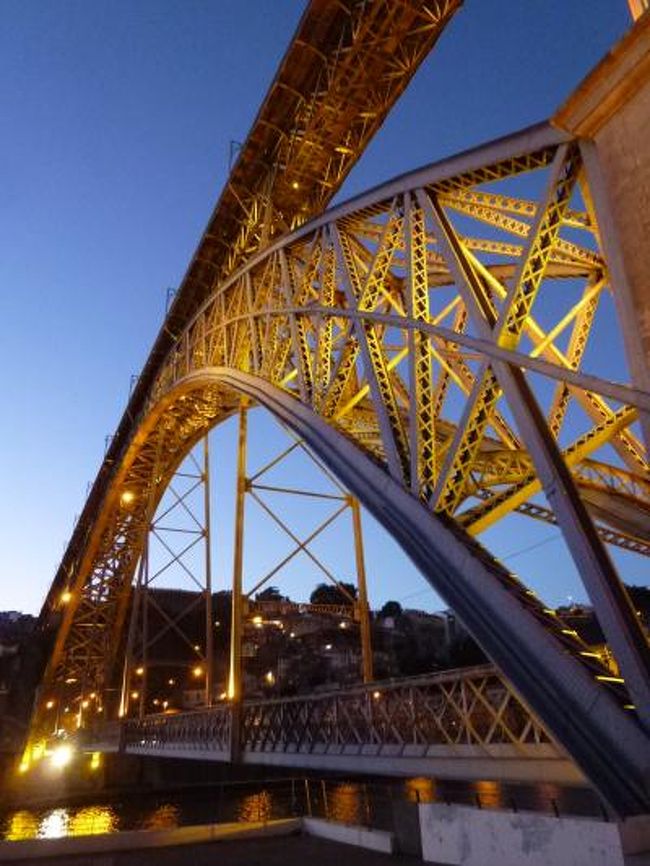優雅なポルトガル旅・憧れのマデイラ島でバカンス♪　Ｖｏｌ１４２（第１３日目夜）　☆ポルト：黄昏の美しいドウロ川と「ドン・ルイス1世橋」を眺めて♪