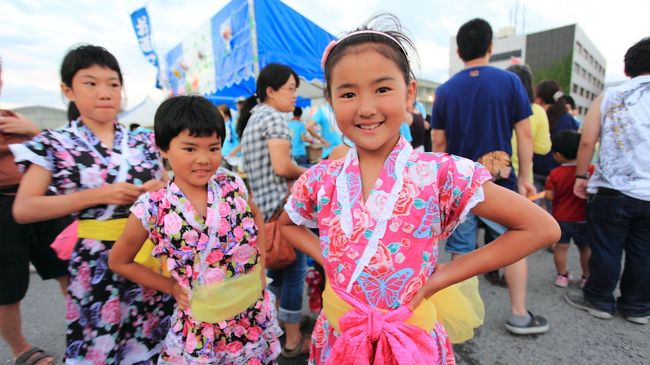 今年で２回目の参加ですが<br />前回は要領がつかめずに<br />子供の縁日に並んだだけで<br />食べ物が食べられなかったので<br />今回は友人も利用としたら<br />２日の海の疲れでドタキャン状態<br /><br />仕方なく<br />自分が動き回って<br />食事券は全部使いましたが<br />お腹いっぱい食べるには<br />もらっただけの券では足りませんね<br /><br />まあ<br />それほど暑くなく<br />沢山金魚も掬えたので<br />楽しい夏祭りを楽しめました