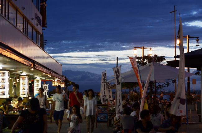 江の島の夏の夜を飾る光のお祭り、江の島灯籠２０１２が８月１日〜３１日の間、開催されます。<br />江の島の伝説「天女と五頭龍」をモチーフにしたデザインや、湘南をイメージした家紋アートが施された1,000 基以上の灯籠によって江の島中が優しい光に包まれます。<br />古きよき雰囲気の商店街や、江島神社境内に置かれる灯籠は、どこか懐かしい気持ちにさせてくれます。<br /><br />テーマは、「夏の風物詩を求めて」第２弾<br />そんな江の島に夕涼みにやって来ました。