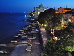 黒海のリゾートのポモリエの夜景と食事。