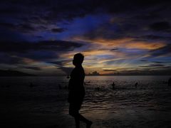 ベトナムダナンで早朝海水浴　地元民であふれる日の出前のビーチ