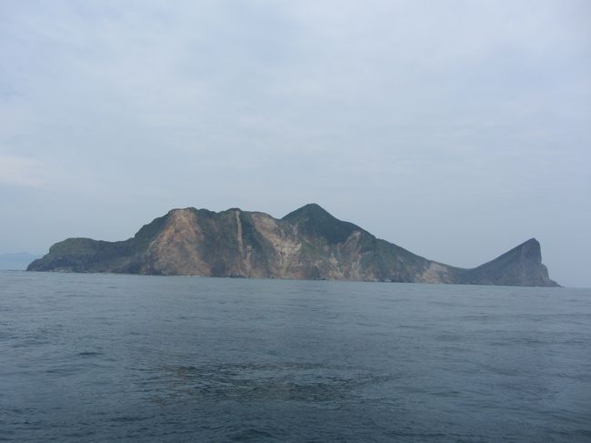★今回亀山島の観光コース<br />・亀山島上陸<br />・亀山島一周回り<br />・イルカウォッチング<br /><br /><br />★表紙写真は船に乗らないと見えない島の南部です。