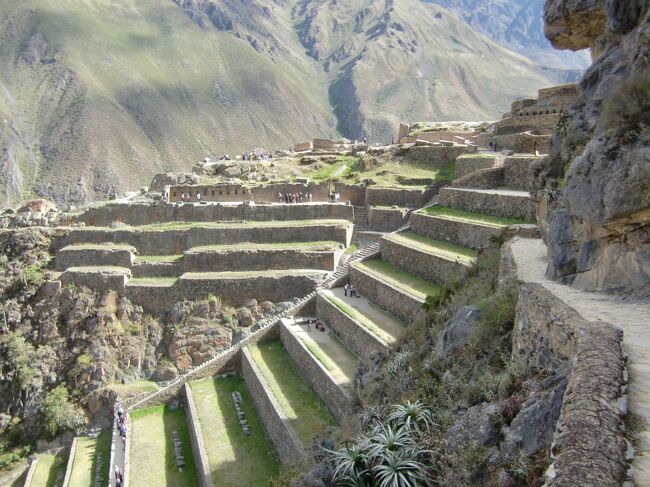 インディヘナの家、リャマ牧場、ピサックの市場、オリャンタイタンボの遺跡を廻った、インカの聖なる谷観光の続きです。<br />昼食を食べた後に訪れたオリャンタイタンボの遺跡をメインに報告します。さほど有名ではないですが、規模感もあるかなり素晴らしい遺跡でした。この様な遺跡がまだまださほど知られずにあるのか？インカ帝国恐るべし　というのが率直な感想です。<br /><br />旅行日程<br /><br />□　4/26 成田→ヒューストン→リマ　　　　　　　　　　リマ泊<br />□　4/27 リマ→クスコ→マチュピチュ村　　マチュピチュ村泊<br />□　4/28 マチュピチュ観光　　　　　　　　　マチュピチュ村泊<br />□　4/29 マチュピチュ観光→クスコ　　　　　　　　　クスコ泊<br />■　4/30 インカ聖なる谷観光　　　　　　　　　　　　クスコ泊<br />□　5/ 1 クスコ市内観光　　　　　　　　　　　　　　　クスコ泊<br />□　5/ 2 クスコ→リマ　リマ市内観光　　　　　　　　　リマ泊<br />□　5/ 3 リマ→ナスカ　ナスカ遊覧飛行　　　　　　ナスカ泊<br />□　5/ 4 ナスカ観光→リマ→(機中泊)　　　　　　　　機中泊<br />□　5/ 5 →ヒューストン→ロサンゼルス→(機中泊)　機中泊<br />□　5/ 6 →成田<br /><br />■：当ページの旅行記で記述している部分です。<br /><br />この旅行の初日からご覧になりたい方は、こちらをどうぞ<br />http://4travel.jp/traveler/hanken/album/10672854/<br />