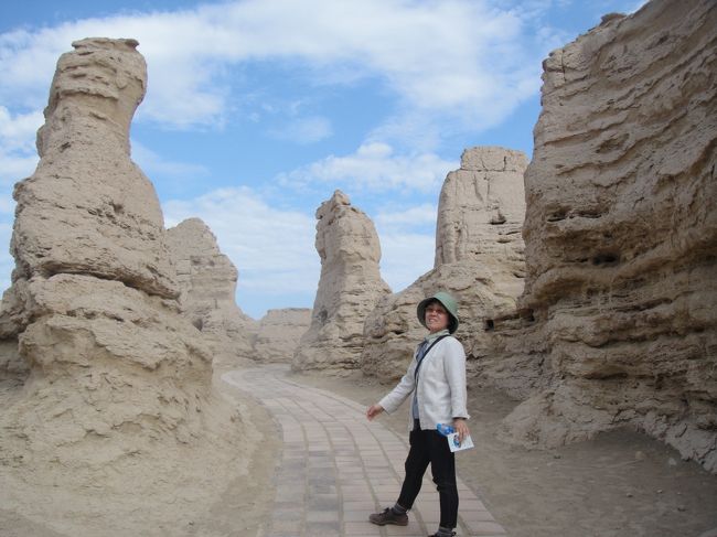 一年間の北京留学を終え、帰国前に迎えに来た母とふたりで新彊へ旅に出ました。11日間かけて天山南路を西から東へ旅すると決めると、まず飛行機のチケット、列車の切符、宿の予約などの手配から始まります。北京から一気にカシュガルへ飛び、漢族の少ないイスラム信仰の根付く「民族の十字路」で、目に新しい街並みと人々の姿に興奮。毎日足が棒になるまで歩き回り、疲れたら博物館を休憩場所に。各所バザールでの掘り出しもの探しも楽しみの一つ。何より、どうしてもひと目見たいと下調べしておいた遺跡と石窟に行き着くことを目標に、食費や宿泊費よりも交通費と参観料にお金を注ぎ込みました。覚えたての北京語と母の若き日の記憶を頼りに、行けるところまで行き尽くした大満足シルクロード弾丸ふたり旅。<br /><br />１日目　北京→カシュガル　（エイティガール寺院）<br />２日目　カシュガル　（香妃墓，大バザール）<br />３日目　カシュガル　（カラクリ湖ツアー参加）<br />４日目　カシュガル→ウルムチ　（新疆ウィグル博物館）<br />５日目　ウルムチ→トルファン　（葡萄郷，吐峪溝、高昌故城）<br />６日目　トルファン　（カレーズ，交河故城，トルファン博物館）<br />７日目　敦煌　（鳴沙山）<br />８日目　敦煌　（西晋墓，楡林窟，莫高窟）<br />９日目　蘭州　（甘粛省博物館，白塔山公園）<br />10日目　蘭州郊外　（炳霊寺）<br />11日目　蘭州→北京<br />