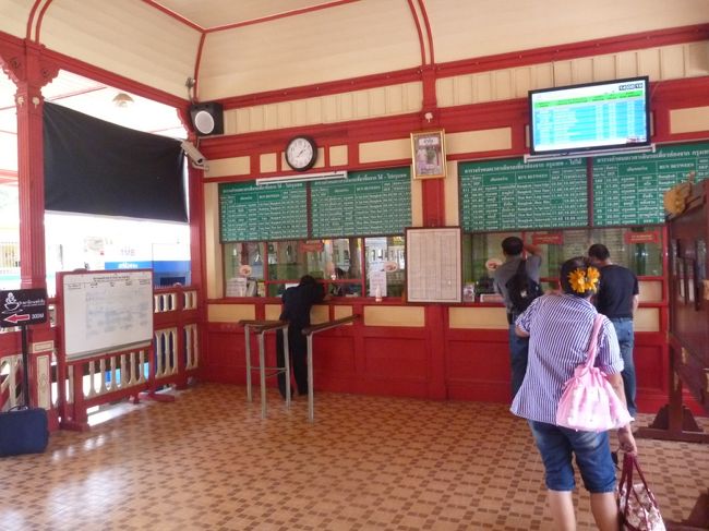 今回、タイのリゾート地ホアヒンへ、バンコクから鉄道で向かいました。<br />料金は安いと聞いていましたが、この2012年8月現在でも、なんと片道110円（44バーツ）でした。<br />時間は、4時間15分ですが、それなりに快適な旅でした。<br />この写真は、到着したホアヒン駅舎内です。<br />