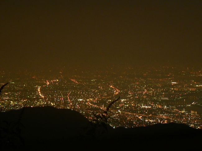 神戸の六甲山からスヌーピーの形の夜景が見えるらしい。<br />去年ツイッターでも流れたのでご存知の方も多いかもしれませんが、それまでは知る人ぞ知るローカルなネタだったようです。<br />六甲山近くに住む友人を訪ねる機会があったので連れて行ってもらいました。当日は昼間もケーブルカーで六甲山に昇って近代建築を4軒ほど見て回ったりしましたが、山上からの景色はかなり霞んでいました。どうかなと思いつつ六甲山ガーデンテラスへ。昼間に上ったケーブルカーの山上駅にも展望台はありますが、そこからだとスヌーピーは見えません。<br /><br />参考ブログ(いそしずのライナーノート)<br />六甲山で出会うスヌーピー−巨大な姿は日本一−<br />http://iso4z.cocolog-nifty.com/blog/2011/12/post-9e41.html