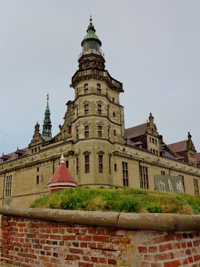 クロンボー城（Kronborg Castle）とは、デンマークのシェラン島北東部のヘルシンゲルにある古城である。2000年に、ユネスコの世界遺産（文化遺産）に登録された。<br />デンマーク語で「ボー」（borg）は「城」を意味し、デンマークでは単にクロンボーと呼ばれる。<br /><br />デンマークの首都コペンハーゲンから北に約30kmの、バルト海に面した海岸線にあり、わずか幅7kmのエーレスンド海峡（カテガット海峡の最奥）を挟んでスウェーデンのヘルシンボリと対峙する。デンマーク王エーリク7世がクロンボー城の前身にあたる砦（Krogen）を築いたのは1420年代である。北欧統一の間に疲弊した経済を立て直すための策の1つとして課したエーレスンド海峡通行税の徴収拠点とするためであった。<br /><br />1574年から1585年にかけて、フレゼリク2世の命により大規模な大改造が実施された。その目的は時代遅れとなった要塞機能の再強化と、加えて王宮としての機能追加であった。1585年に増改築が終了した砦は三階建てで四方を翼廊に囲まれ、外縁部に塔を備えた大規模なルネサンス様式の建造物へ変身していた。このころからクロンボーと呼ばれるようになる。<br /><br />1629年9月、失火によりクロンボー城の大半が焼失した。礼拝堂はアーチが頑丈であったために失われずにすんだ。クリスチャン4世は修復費用を出し渋る王国評議会を口説き、海峡通行税を増税してまで1631年に修復工事を実施した。6年にわたる工事では塔を高くするなど防御力強化が図られると同時に、城内も改修され、初期バロック様式が導入された。このときにユトレヒトから招かれたヘラルト・ファン・ホントホルストやサロモン・コニンクが新たに描いた天井画は今に残されている。<br /><br />1658年、クロンボーはスウェーデンのカール・グスタフ・ウランゲルに攻められて落城する。スウェーデン勢が城を放棄した後の17世紀末期には、さらに城の外郭を強化する工事が行われた。1760年から1763年にはフレデリク5世が使用するために北側の翼廊が改修されたが、以後クロンボー城に王が住まうことはなかった。<br />1785年以降、1924年まで城はデンマーク軍の基地司令部として利用されていた。そのため、城内は創建当時の面影を残していない。<br />城内に掲げられているシェイクスピアの「ハムレット」を記念した石版（2005.08）シェイクスピアの戯曲『ハムレット』の舞台として有名な城であるが、シェイクスピア自身がこの城を訪れたことはない。城内には、シェイクスピアを記念した石版が掲げられており、毎年夏には城の中庭を使ってHAMLET SOMMER演劇が上演されている。<br />（フリー百科事典:ウィキペディア (Wikipedia)より引用）<br /><br />北欧は、北ヨーロッパのなかで、文化・歴史的な共通点でくくられた地域である。<br />デンマーク（Denmark　DNK　）・ノルウェー（Norway NOR　）・スウェーデン（Sweden　SWE　）の三ヶ国は特にスカンディナヴィアと呼ばれる。フィンランド（Finland　FIN　） アイスランド（Iceland　ISL　）を加えた五ヶ国をいう。<br /><br />北欧ゴールデンルート4カ国周遊10日間<br />9日目　　　６月７日（木）<br />08：00；ホテル発。<br />北シェラン島観光（約３時間）<br />（【世界遺産】○クロンボー城、○フレデリクスボー城）。<br />12：15；昼食レストラン（オープンサンド）　<br />15：45；コペンハーゲン発。スカンジナビア航空（SK 0983）にて成田へ。 <br />   　（10時間50分）  【機中泊】 <br />