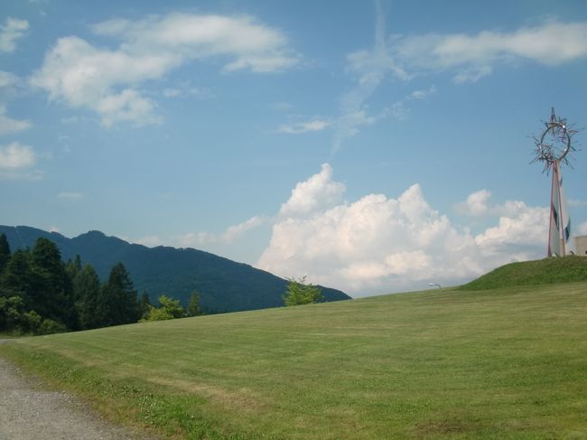 上高地大好きの夫ですが、最近足を運んでおりません。たまたまクロアチアから帰国中のy氏と盛り上がり、上高地行が決まりました。そこへ、ご近所さんの一言。「白馬もいいですよ。たまには白馬にしてみたら?」<br />じゃあ、方向も一緒だし、白馬2泊で、帰りに上高地経由で帰ってきましょう。とんだ誤算です。同じ長野県でも、白馬と上高地は結構の距離があったのでした。<br />さて、どんなことになるのやら。<br />宿はじゃらんで「開業3周年価格」と銘打ったペンション「エターナル フレーム」<br />2食付で6,900円のお値打ち価格です。<br />最近リーズナブルな宿が多くなりました。トイレがついてないのが夫には不満のようです。<br />初めての白馬です。4トラで検索すると、アルプスを思わせる景観が期待できそうです。<br />8:30y氏夫妻を拾って、出発。<br />休憩をはさんで2:00過ぎに白馬到着予定です。<br />