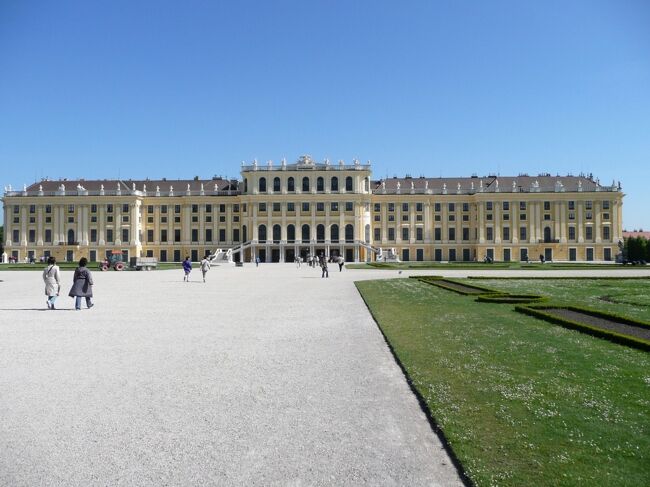 5月 2日（）晴れ<br />中欧の旅の#2、オーストリアのウィーンです。<br /><br />ウィーンは何回か来ているのですが、今回はホテルが郊外の市電の始発駅にあり、中心街に出るのに少し時間がかかりました。<br /><br />表紙の写真は、ハプスブルク皇帝の夏の離宮だったシェーンブルン宮殿です。<br /><br />JAL MAP ウィーン市街図<br />http://www.jal.co.jp/inter/city_info/euro/vie/<br /><br />以下、中欧の旅のツアー日程です。　<br /><br />4月30日（月） 成田発→ウィーン経由→プダペスト<br />5月 1日（火） 終日 プダペスト http://4travel.jp/travelogue/10696048<br />5月 2日（水） ブダペスト→ウィーン<br />5月 3日（木） ウィーン→チェスキー・クロムロフ<br />5月 4日（金） チェスキー・クロムロフ→カルルシュテイン→プラハ http://4travel.jp/travelogue/10944957<br />5月 5日（土） 終日 プラハ http://4travel.jp/travelogue/10942764<br />5月 6日（日） プラハ→ウィーン経由→成田<br />5月 7日（月） 成田着