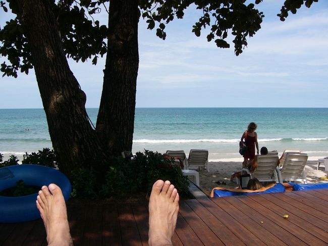 2012年7月6日から7月10日まで、タイのサムイ島へ行ってきました。<br /><br />今回の目的はのんびりすること。<br /><br />ビーチでごろごろして、泳いで、海から上がってビールを飲んで、昼寝して、また海に入って。<br /><br />その繰り返しでした。なので観光は一切してません。<br /><br />宿泊は１泊目がチャウエンブリ、２〜３泊目がブリラサビレッジ、どちらもチャウエンストリート沿いにあります。<br /><br />きれいな海があって、ホテルから歩ける範囲に食事を楽しめる小さな街がある島。<br /><br />サムイはそんな希望にはぴったりの島でした。