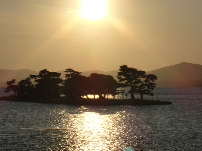 急に宍道湖の夕陽が見たくなった。<br />宍道湖の夕陽を見ながら、ノルディックウォーキングをしたら、どんなに快適な時間が待ってるんだろうかと思うと、居てもたってもいられなくなって。<br />宿も、じゃらんで、本日限定っていうホテルを発見してすぐ申し込み、すぐに出発しました。<br /><br />宍道湖の夕陽は素晴らしく、ほんとに、感動しました。<br /><br />この、宍道湖の周りには、「夕陽スポット」がちゃんと道路標識があって、駐車場もちゃんと「無料」で用意されてました。なんという親切。<br /><br />見どころは、「島根県立美術館」から南への湖沿いで、全部が、見どころの場所。<br />しかも、宍道湖の夕陽がどこからでも見れるように、「スポット」が整備されてて感動しました。