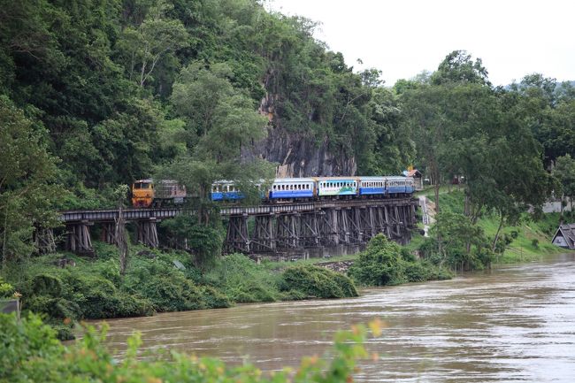 カンチャナブリの泰麺鉄道のハイライト区間であるアルヒル橋に行ってきました。<br />ここは第2次世界大戦中にタイ〜ビルマまでの鉄道を建設しているときに<br />最大の難関と言われて場所ですが、現在でも定期運行の列車が走っています。<br /><br />いつも列車に乗車して通過してましたから、一度鉄橋を走ってくる列車の写真を<br />撮ってみたいと思い行って来ました。<br />あいにくの雨模様で列車も1時間以上の遅れが出ておりました。