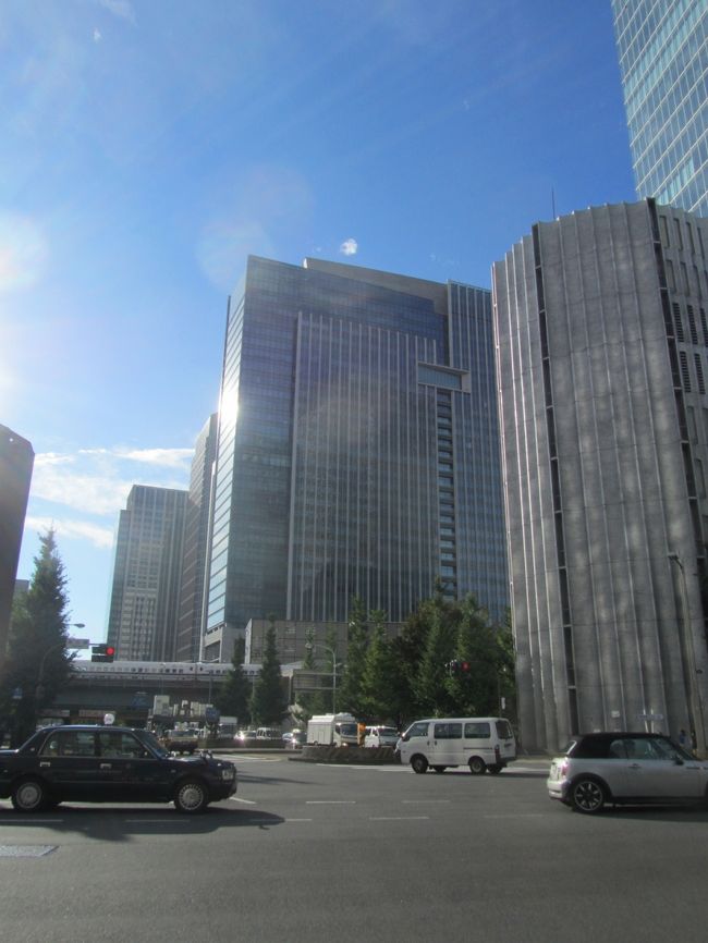 8月14日、午後2時半過ぎに所用で東京駅に行った。　最初は曇りでやや蒸し暑い一日であったが、次第にカンカン照りの晴れの天気になり、東京駅丸の内側～永代通り～東京駅八重洲側北口～日本橋高島屋前の中央通り～銀座一丁目～有楽町間約3キロを歩いた。　この間の街の通りは結構人通りが多く旅行客が目立つ以外は普段と変わらなかった。<br /><br /><br /><br />＊写真は鍛冶橋付近の交差点