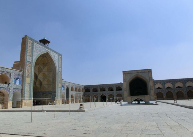 イスファハンはイランの中心部にあって、長い間首都として栄えた街です。<br />イスラム教では金曜日が私たちの日曜日にあたり、<br />ジャメモスク（金曜のモスク）は市民の人たちの祈りの場所で、<br />現存するイラン最古のモスクです。<br />１１世紀から１８世紀まで建築が続けられたので、<br />イスラム建築の博物館といわれています。<br /><br />今回の旅のコース<br />6/16　名古屋からエミレーツバスで、関空へ<br />　　　関空出発<br />6/17　ドバイ乗換え、テヘランへ<br />　　　テヘラン市内見学<br />6/18　テヘラン市内見学<br />　　　夕刻空路シラーズへ<br />6/19　ペルセポリス遺跡見学とシラーズ観光<br />6/20　専用車でイスファハン移動、<br />　　　途中、パサルガド遺跡見学<br />　　　イスファハンへ<br />6/21　イスファハン観光<br />6/22　ナタンズ、アビアネ村観光<br />　　　カシャーンのフィンガーデン見学<br />　　　テヘランの空港へからドバイ経由、<br />　　　帰路の途へ<br />6/23　関空着　名古屋へ <br />