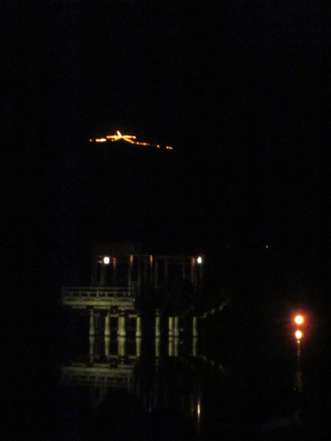 4トラ、奈良コミュのメンバーさんからお誘いをいただき大文字を見に行ってきました。<br />奈良県民ですがいつでも行けると思い今まで行った事がなかったので新しい発見です。<br />お天気もまずます、早めに集合して腹ごしらえをしてからトコトコ歩きました。<br />大文字というと京都の大混雑を思い浮かべたのですがやはり奈良、そこそこ混んではいましたが静かなイベントでした。<br /><br />なんちゃってデジカメで適当に撮った写真ばかりです。<br />素敵な写真の数々はおいおい他の方のページにアップされると思いますのでそちらをご覧ください。