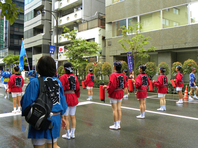 江戸三大祭り　<br /><br />富岡八幡宮例大祭<br />http://www.tomiokahachimangu.or.jp/<br /><br />江戸三大祭　富岡八幡宮の例大祭<br /><br />三年に一度ですが　昨年は東日本大震災で　中止　延期<br /><br />　２０１２年、、行う事になりました。<br /><br /><br /><br />江戸三大祭りの諸説が有りますが<br /><br />神輿　深川　山車　神田　だだっ広いのが山王様<br /><br />　説をとります、<br /><br />使用カメラは機動性のある　コンパクトデジカメ<br /><br />ニコンcoolpix p90 オート撮影が殆どです。 <br /><br />２０１２　富岡八幡宮例大祭ー１<br />http://4travel.jp/traveler/jiiji/album/10695868/<br />２０１２　富岡八幡宮例大祭ー２<br />http://4travel.jp/traveler/jiiji/album/10696131/<br />２０１２　富岡八幡宮例大祭ー３<br />http://4travel.jp/traveler/jiiji/album/10696430/<br />２０１２　富岡八幡宮例大祭ー４<br />http://4travel.jp/traveler/jiiji/album/10696797/<br />２０１２　富岡八幡宮例大祭ー５<br />http://4travel.jp/traveler/jiiji/album/10697266/