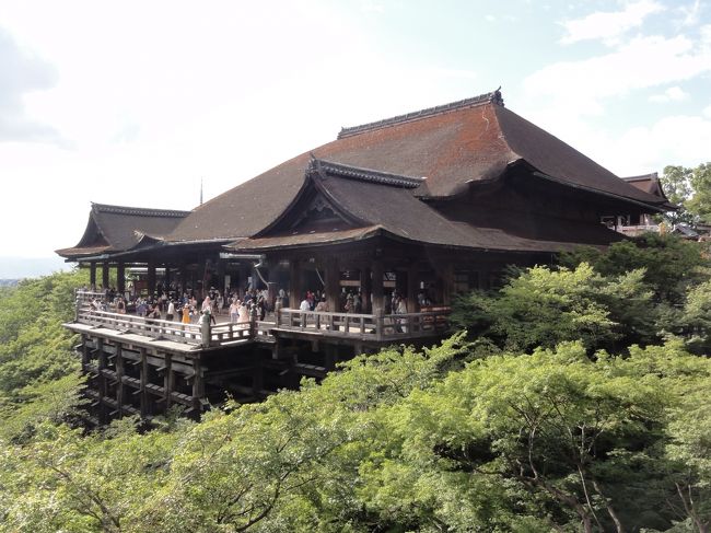 清水寺に行ってきました。<br /><br />年間「５００万人」が訪れる京都を代表するお寺。<br /><br />清水寺までの商店が立ち並ぶ１.２キロの清水道も楽しめます。<br /><br />