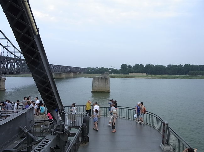 8月の旅は北朝鮮旅行(朝鮮民主主義人民共和国)。<br />シンガポールから行くと遠いけれど、こんなにワクワクすることはない。行かなくちゃ。<br />さらにアリラン祭つきなんだから、本当行かなくちゃ。<br />そう思って会社に無理言って取った休み。ハードスケジュールだけど充実の内容。さらに同志(ツアーメイト)にも恵まれて楽しい旅となりました。<br /><br />☆ Day1 仕事後出発、シンガポール→<br />☆ Day2 上海→瀋陽→丹東<br />Day3 丹東→平壌(電車)<br />Day4 平壌市内観光<br />Day5 板門店、開城、平壌観光<br />Day6 平壌→瀋陽(飛行機)→上海→<br />Day7 シンガポール着、家に戻ってから仕事へ<br /><br />(この日記では☆の部分を書いてます)。<br /><br />中国までの移動編。<br /><br />