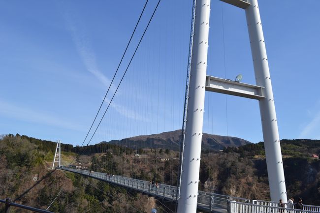 九重夢吊り橋<br />【歩行者専用橋として日本一の高さと長さ】<br />途中に見え“震動の滝”は【日本の滝百選】