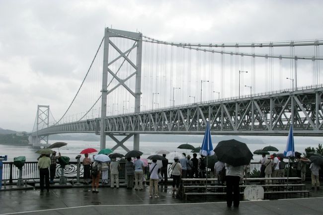 　念願の四国の二大夏祭り、よさこい祭と阿波踊りを堪能して、今日は鳴門の渦潮見物です。<br />渦潮は３度目ですが、今回は橋の上から真下に見る事が出来ます。<br />大きな渦が見えるでしょうか。楽しみです。<br />　渦潮見物の後は、淡路島を縦断して新大阪に出て、新幹線で東京に帰ります。