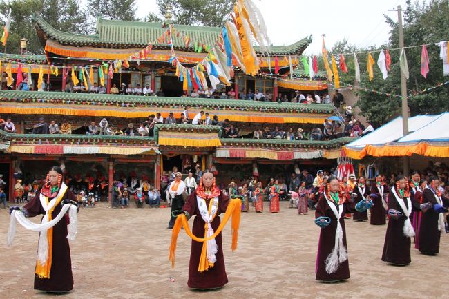 同仁(レゴン)では収穫期前の五穀豊穣を祈る「六月会」と呼ばれる祭りが、農暦(旧暦)の6月16日から25日までの間に同仁周辺の村で盛大に行われます。ちょうどその祭りの最終日に間に合いそうなので、この旅程に組み込み、蘇乎日村（ソクリ）の最終日を見に行きました。<br />このお祭りはチベット仏教というよりも、その土地の古い信仰の要素が色濃く残っていて、生にえによる焼香供養や、土地神が憑依した法師（ハワ）の儀式、口や背中を串刺しにして踊り狂う儀式などの非常に濃い内容が続き、村人だけでなく見ている方も興奮の連続でした。<br /><br />*******************************************<br />　8/11(土)　関空→上海→西寧<br />★8/12(日)　西寧→同仁六月会(蘇乎日村)<br />　8/13(月)　同仁→坎布拉自然公園→黄河→龍羊峡→共和<br />　8/14(火)　共和→茶カ塩湖→青海湖→西海<br />　8/15(水)　西海→沙島→門源→西寧<br />　8/16(木)　西寧→上海→関空