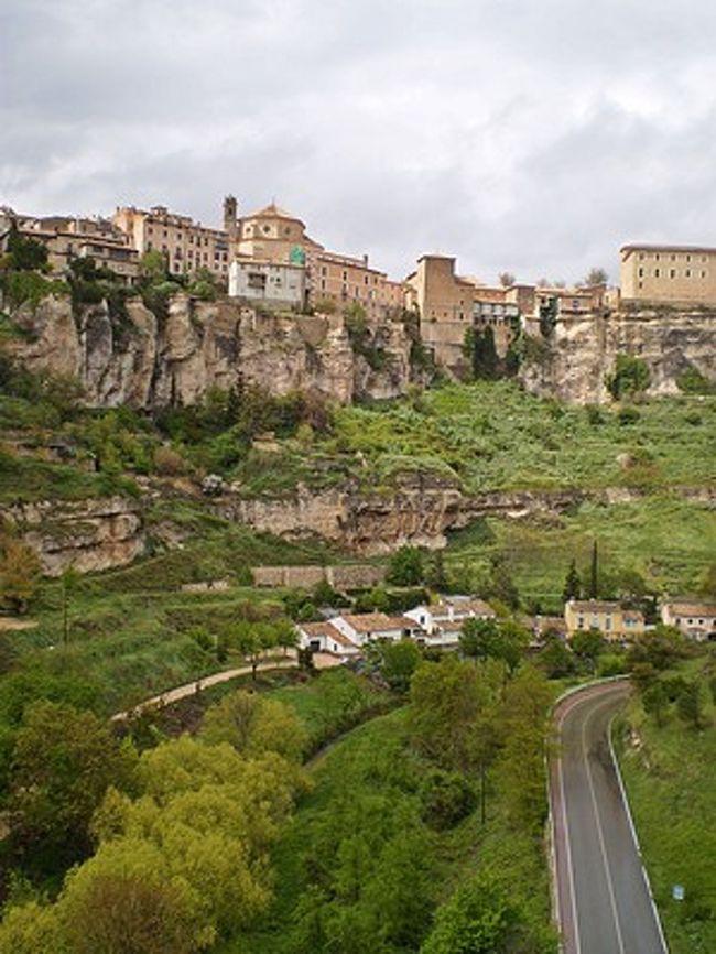 バレンシアをあとに本日の宿泊地マドリッドへ〜<br />その途中で寄ったのが歴史的城壁都市・世界遺産クエンカです。<br />この町はそのむかし崖の上に築かれたイスラムの難攻不落の砦でした。<br /><br /><br />15〜16世紀、繊維産業により町の人口は爆発的に増加、崖の上の限られた土地にもはや余裕はなく、建物は上に伸びるしかなかった。<br />崖の上に林立する中世の高層ビル群？はこうして誕生したそうです。<br />　　　<br /><br /><br />