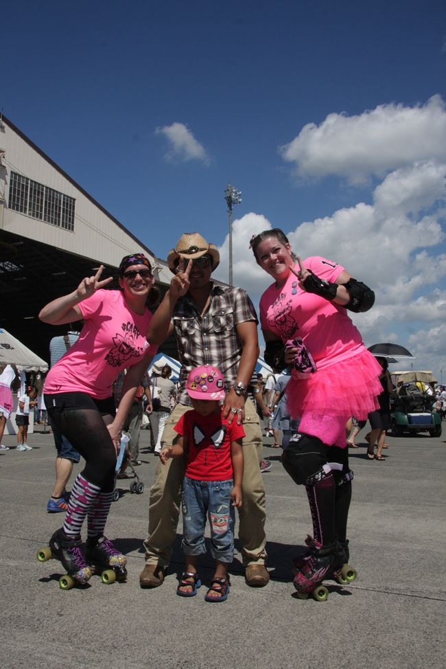 ■横田基地日米友好祭 2014 JAPANESE-AMERICAN FRIENDSHIP FESTIVAL.YOKOTA AB（9月8日公開）<br />http://4travel.jp/travelogue/10927056<br /><br />8月6日（土）に行きましたが、天気は「雲の多い晴れ」で気温は30℃ぐらいに感じました。やや風があり、大きな機体（翼・胴体）の下ではすごしやすかったです。初めて見たオスプレイは異様な構造で美しいとか精悍という表現は当たりません。機内の見学の列は2時間近く、炎天下では熱中症の危険があったと思います。<br /><br />イベント名:JAPANESE-AMERICAN FRIENDSHIP FESTIVAL.YOKOTA AB<br />イベントURL:http://www.yokota.af.mil/<br />アメリカ空軍 横田基地 公式サイト<br />Welcome to the 2014 Friendship Festival 公式サイト<br />開催日程：東京 計2日<br />2014年9月6日 09:00 〜 20:00 <br />2014年9月7日 09:00 〜 20:00 <br /><br />場所<br />横田基地 (入口 第5ゲート)<br />最寄り駅：JR青梅線 牛浜駅から徒歩で約10分、JR青梅線 福生駅から徒歩で約25分、JR/西武拝島線 拝島駅から徒歩約20分、JR八高線 東福生駅から徒歩で約25分、JR五日市線 熊川駅から徒歩で約20分<br />関連ジャンル：ミリタリー<br /><br />最近の涼しさから予測すると、この旅行記の開催日のような灼熱の駐機場は体験できないと思いますが、かえって見やすいと思います。<br />福生市の天気予報は6日（土）くもり、7日（日）くもり時々雨のようです。<br /><br />牛浜駅も改装されてきれいになったと期待しています。<br />2013年3月25日　エスカレータ使用開始<br /><br />読者のみなさん、日米友好のお祭りにぜひとも揃ってお出かけください。<br />中高生の皆さんは英会話の無料体験の好機ですよ。<br /><br />　　☆　　　★　　　☆　　　★　　　☆　　　★　　　☆　　　★<br />2012.8.19 10:18<br />記念撮影に応じる女性隊員　<br />Pink roller skaters take a pose for visitors.<br /><br />残暑が厳しいこの日、初めて日米友好祭が開かれている横田基地へ行ってきました。この日の所沢の最高/最低気温は35/24度。<br />地元の小手指駅から所沢、小川、拝島と3回乗り換えてJR青梅線牛浜駅までは45分ですが、大混雑の駅を出るのに5分、横田基地まで炎天下を歩いて15分かかり、10時ちょうどに基地に到着しました。<br /><br />何の予備知識もなく、前夜（8/18)テレビの「アド街ック天国」http://www.tv-tokyo.co.jp/adomachi/backnumber/20120818/74459.htmlを観て思いつきの見学です。<br />ﾌﾞﾙｰ･ｲﾝﾊﾟﾙｽの曲技飛行で人気のある自衛隊入間基地の航空祭http://blog.hikoki-club.jp/200710/article_5.htmlは何度も見ているので、空軍基地の様子はある程度想像できたので戸惑うことはありません。<br />気さくな米隊員と自衛隊員との友好と日米市民の交流を目指したイベントのようです。<br />強烈な陽射しのもとでのイベントでしたが、白い雲が浮かんだ真っ青な空を背景に写した各種の軍用機の精悍な姿は強く印象に残ります。<br />特にステルス戦闘機F22は感動するほどの機能美に包まれています。<br /><br />パラシュート（落下傘）部隊の降下演習もめったに見られない貴重なレアものでした。<br /><br />広大な駐機場に大勢の来場者が猛暑にもめげず、思い思いのスタイルで見学・移動・休憩・待機する姿には「みんな活きている」を実感しました。<br /><br />写真の詳しい説明はできませんので、気軽にスライドショー気分でご覧ください。<br /><br />＜福生（ﾌｯｻ）市観光協会の「横田基地で日米友好祭」サイト＞<br />1949年9月20日に第５空軍誕生７年を祝って一般開放はしていなかったが、地上展示およびエアショーが行われました。<br />後にJapanese-American Friendship Festivalと呼ばれるようになり、毎年一般公開されるようになりました。 <br />飛行機の展示や、空からパラシュートが降りてきたりと様々なイベントが満載です。<br />また、屋内・屋外ステージでは、日米のバンド等のパフォーミングが行われ、大変盛り上がります。<br />アメリカン・グッズの販売、飲食ブースの出店などもお楽しみのひとつです。<br />ハンバーガー・大きなステーキ・ホットドック・・・<br />模擬店での買い物は片言の英語でOK！アメリカ気分を楽しんでください。<br />【横田基地へのアクセス】<br />横田基地第5ゲート<br />JR青梅線「牛浜駅」　　徒歩約10分 <br />JR青梅線「拝島駅」　　徒歩約20分<br />JR青梅線「福生駅」　　徒歩約25分<br /><br />■撮影　CANON EOS40D EF-S17/85,EF-S 55/250 ISO400 Pmode<br />■この日の基地内での飲料水の消費量は250mlﾎﾟｯﾄ（持参）のほかに500mlﾍﾟｯﾄ2本です。帰りには缶コーヒー、公園の水道水など。<br />■この旅行記は普通に見聞きした航空機の写真の掲載にとどまらず、航空機に興味のある私のようなエンジニアの参考になるように機種のデータも調べて記載しました。<br />■アメリカ空軍の航空機に関心のある方にはデイトン（オハイオ州）にある国立アメリカ空軍博物館National Museum of the USAF<br />http://www.nationalmuseum.af.mil/をお奨めします。<br />ライト兄弟が発明した飛行機から広島原爆投下のエノラゲイ（1994当時展示）、試作で終わってしまった超大型ジェット機など膨大なコレクションが展示されています。<br />軍用機にコスト（金額）表示があるのも税金で運営される国立らしいです。<br /><br />横田基地には第374空輸航空団があり、C-130H、UH-1N、C-12Jが展開されています。飛行展示は例年、パラシュート降下が楽しめます。また、各地からの地上展示も年度によりさまざまで、在日米軍だけでなく、在韓米軍、陸海空の3自衛隊からも航空機が展示されます。<br /><br />このブログが参考になりましたら下記をクリックしてください。<br />&lt;a href=&quot;http://blog.with2.net/link.php?1581210&quot;&gt;人気ブログランキングへ&lt;/a&gt;<br />