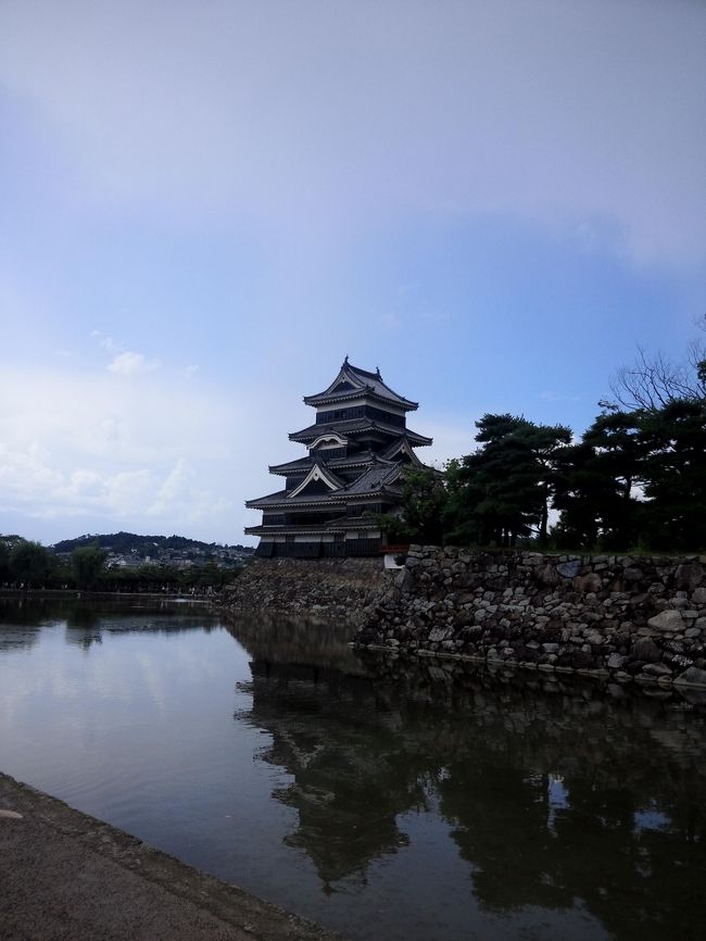 　国宝４城の一つである松本城へ行って来ました。今回は２回目の松本城です。<br /><br />　松本城は山城では無く平地にあるお城です。大阪城見たいに遠くから全く見えません。どこにあるんだ松本城って感じです。松本城の案内を頼りに駐車場へ入れます。駐車料金３０分１５０円は高い・・・そういえば今回駐車料金払ったのここだけです。後は無料です。<br /><br />　テクテクと歩いて松本城へ向かいます。おやきが売ってます。２００円高い・・・まずそうです。おやきはかやぶきの館が一番美味しいのでパスです。<br /><br />　徒歩５分で到着・・・・・綺麗ですね松本城、何回見ても揺るがない美しさです。さてお城へ<br /><br />　ｶﾞ━━(;ﾟДﾟ)━━ﾝ!!待ち時間６０分　行列はいやなので周辺を散策へ行きました。<br /><br />　(∩´∀｀)∩ﾜｰｲ　お城のお堀に鯉が居ますね。餌あげよう・・何も無いで無いか・・・・・<br /><br />　おやきを割ってあげてみよう。かたぶきの館　特製　あんこのおやきです。小豆は地元長野産の小豆です。おやき投入・・・・・・・・・・<br /><br />　おおお鯉が沢山群がって来ました。横に鳥さんが・・・あんこ上げるね・・・パクパク　まだ欲しそうな目をしてました。いや余りに沢山の鯉が集まって来てます。周りの観光客も鯉が群がっているので観光客も群がって来ました。かやぶきの館のおやきは鯉も美味しいのですね。松本城でおやきが犠牲に成ってしまいました。<br /><br />　松本城へ行く際は、鯉の餌を持参です。周りの観光客がやりたそうな顔してます。<br /><br />　もし、松本城へ行って　おやきを鯉に上げないで下さい　の看板が出来たならば、犯人は私です。<br /><br /><br />　<br /><br /><br /><br /><br />
