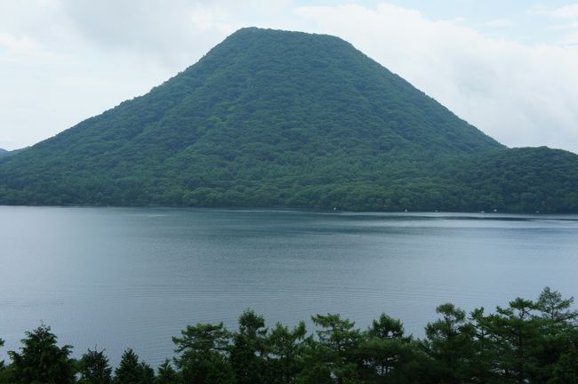 今回は榛名湖周辺の登山をしてきました。<br />１日目は榛名富士に登山してきました。ビジターセンタ脇に山道の入り口がありそこからの登山です。登山としては比較的に短めで登り６０分ぐらいですかね。山道から登るとロープウェア脇に到着です。さらに山頂はそこから、階段を登って山頂です。今回は曇りだったため、あんまり風景は。。。でしたが雨がふらなかっただけよかったです。あとは、山道を下って１日目は終了です。１日目の宿は渋川での宿泊でした。渋川の駅から離れていたので、ホテルで夕食をしました。<br />２日目は硯岩と掃部ヶ岳に登頂してきました。国民宿舎榛名吾妻荘の脇の山道からの登山です。硯石までは比較的登り易く、すぐに硯岩まで到着です。ただし、断崖絶壁なので、高所恐怖症の方は到着までです。その後、掃部ヶ岳への登山ですが、途中に木の階段が延々と続き大変な登りとなりましたが、山頂からの景色は抜群です。その後は、登ってきた道を下って終了です。その後、国民宿舎榛名吾妻荘に日帰りの湯があるので入ってきました。５００円で、当日は人が少なく、お湯に入ったときは１人だったので大きな湯船を占有できて登山の疲れも吹き飛びました。また、湯船の目の前が榛名富士が見えてすごくいい景色でした。<br />榛名湖周辺には他にも登山可能なところがあるので、また行きたいと思います。