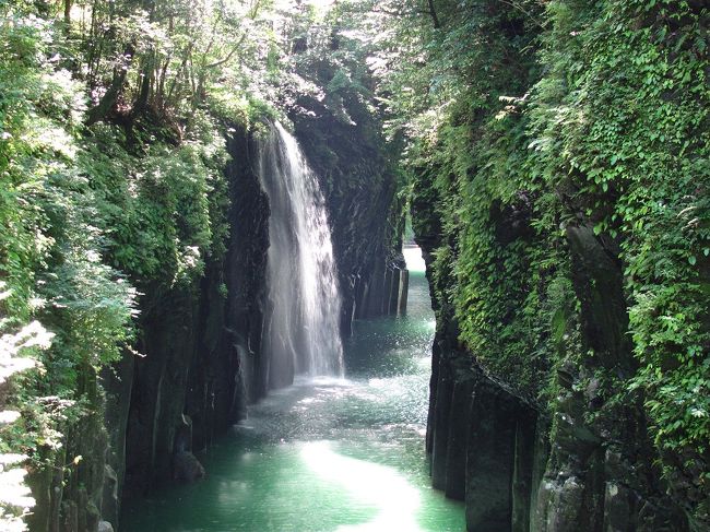 以前から行ってみたかった、宮崎県・高千穂峡と日南のモアイ像を見に行くという旅をしてきました。<br /><br />最近はずっと「ひとり旅」ってしたことなかったんですが、たまには一人で旅するのもいいかな～？と思い、けっこう前から計画を立てて自分なりにリサーチしていました。<br /><br />本当は先月（2012年7月）に行く予定でしたが、九州の「過去に前例のない記録的な大雨」の影響で出発前日に旅行自体をドタキャンすることになってしまい、がっかり。<br /><br />でも１ヶ月待った甲斐がありました！高千穂も日南も、青空のときにこそ写真が映える場所。<br />（なんとしてでも晴れてほしい！）と思っていたら、初日にちょっとだけ曇ったのを除いて、ほかは全般的に快晴に近く、天気に恵まれました。<br /><br />自分でも忘れないうちに、忘備録としてダイジェスト版をアップします。<br /><br /><br />旅の概要：<br /><br />1日目：JAL1803便にて　羽田空港 8:00発→熊本空港 9:40着。<br />　※ちなみにJAL特典航空券14,000マイル利用（JALカード会員割引）。<br /><br />　　　 熊本空港→高千穂まではバスにて移動。<br />　　　 熊本空港 10:04発、高千穂バスセンター 12:09着。<br /><br />　　　 午後は高千穂峡、天岩戸神社、天安河原などを散策。<br />　　　 夜は高千穂神社にて神楽を鑑賞。<br /><br />　　　 宿泊先は、旅館末広さん。<br /><br /><br />2日目　午前中は再び高千穂峡を散策。　　　　<br />　　　 午後は高千穂から宮崎市内へ移動。<br /><br />　　　 高千穂バスセンター13:30発→延岡14:49着。<br />　　　 延岡駅より「特急にちりん13号」に乗り、宮崎駅まで。　　　<br />　　　 延岡15:11発→宮崎16:22着。<br /><br />　　　 宿泊はＪＲ九州ホテル宮崎。<br />※るるぶトラベルより予約。ポイント利用で宿泊費ゼロ。<br /><br /><br />3日目：宮崎駅まえから宮崎交通（宮交）バスに乗り、日南へ移動。<br />　　　 バスの時間はのちほどアップします。<br /><br />サンメッセ日南にてモアイ像を見る。<br />　　　 その後、一旦宮崎駅に戻り、今度はシーガイア近辺へ移動。<br />　　　 シェラトン・グランデ・オーシャンリゾートも偵察してきました（笑）<br /><br />　　　 宿泊は同じくＪＲ九州ホテル宮崎。<br />　　　 楽天トラベルから予約。一部ポイント利用しました。<br /><br /><br />4日目：お昼頃の飛行機なので、午前中はホテルでくつろぎ<br />　　　 少し早めに宮崎空港へ移動。空港まではＪＲで移動。約10分くらい。<br /><br />　　　 JAL1886便にて、宮崎12:05発→羽田13:45着。